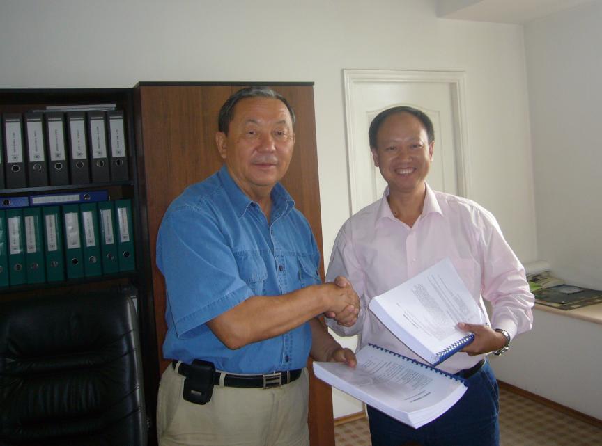 哈薩克斯坦能源總公司董事長與我公司董事長廖世明簽約后互換合同正本。